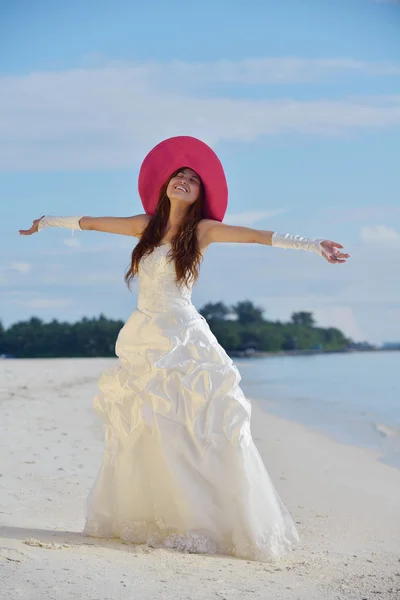 Asiatisk brud på stranden — Stockfoto