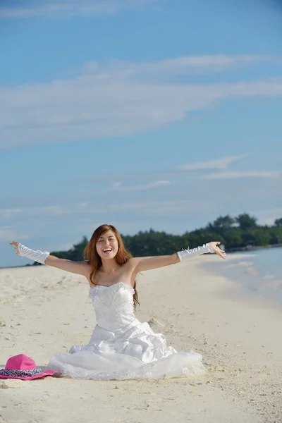 Asian bride on beach — Stock Photo, Image