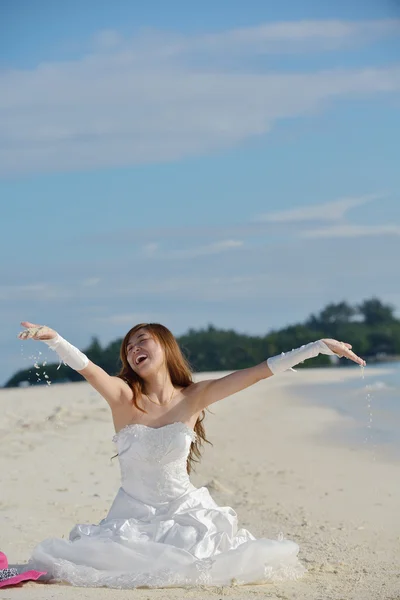 Asiatisk brud på strand - Stock-foto