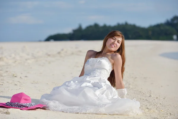 Asiatisk brud på stranden — Stockfoto