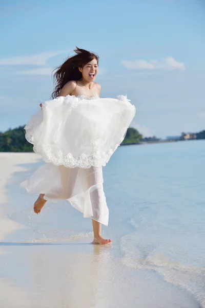 在海滩上亚洲新娘 — 图库照片
