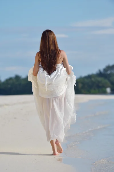 Azji panny młodej na plaży — Zdjęcie stockowe