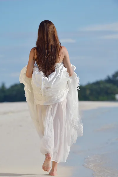 Asiatique mariée sur plage — Photo
