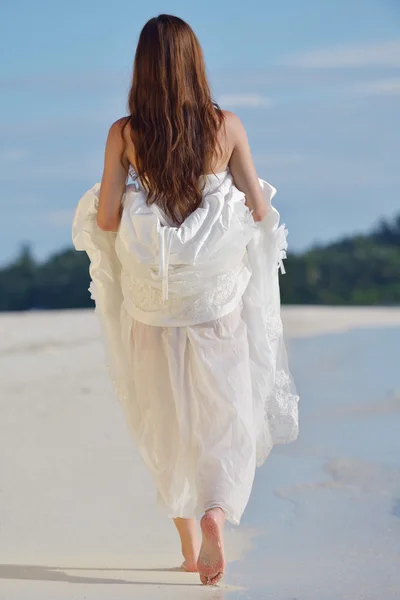 Asiatisk brud på stranden — Stockfoto