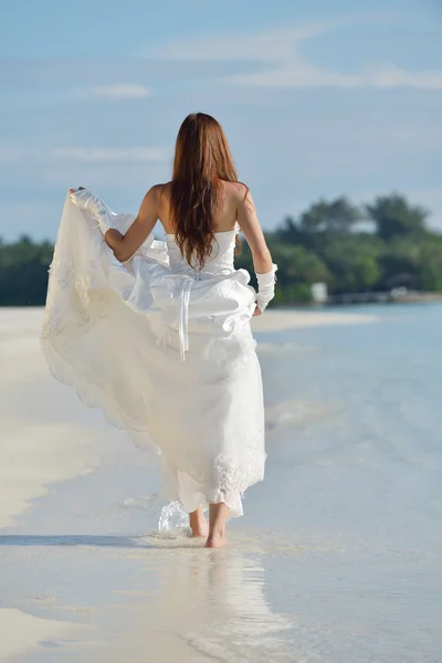 Asian bride on beach — Stock Photo, Image