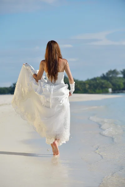 Asiatisk brud på stranden — Stockfoto