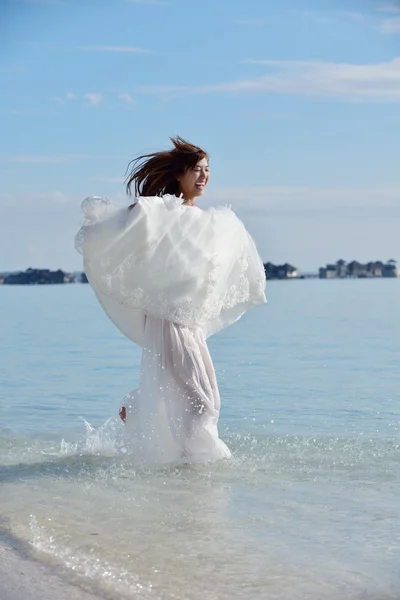 Asian bride on beach — Stock Photo, Image