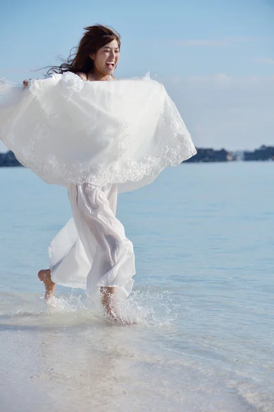 Asian bride on beach — Stock Photo, Image