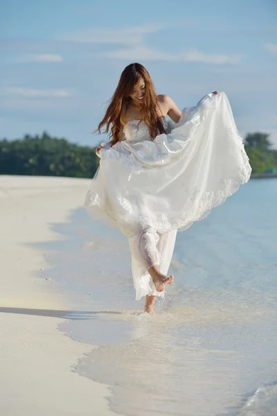 Ásia noiva no praia — Fotografia de Stock