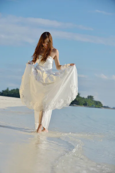 Asian bride on beach — Stock Photo, Image