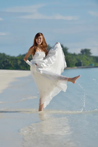 Asiatisk brud på strand - Stock-foto