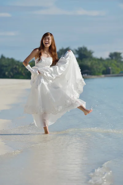 Aziatische bruid op strand — Stockfoto