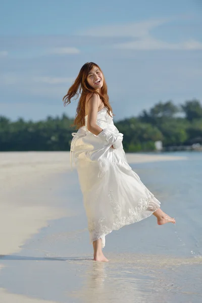 Asian bride on beach — Stock Photo, Image