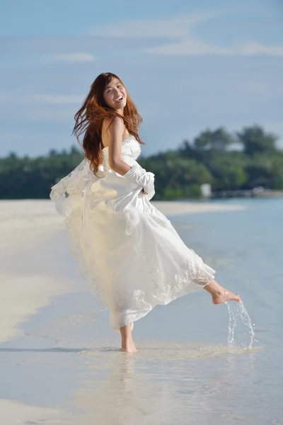 Asiatische Braut am Strand — Stockfoto