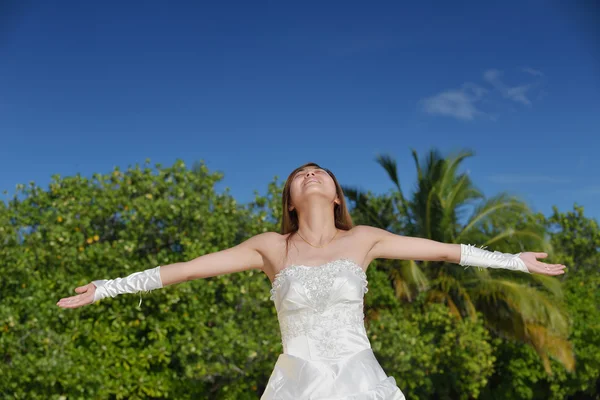 Ásia noiva no praia — Fotografia de Stock