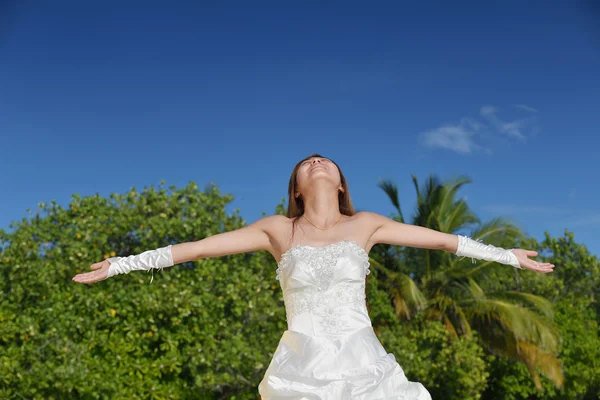 Ásia noiva no praia — Fotografia de Stock