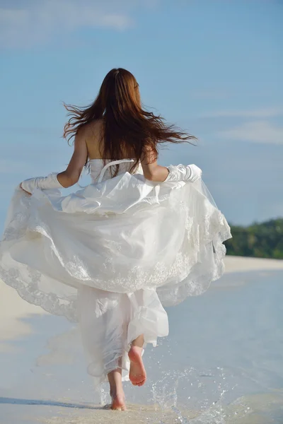 Asian bride on beach — Stock Photo, Image