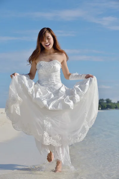 Asiatique mariée sur plage — Photo