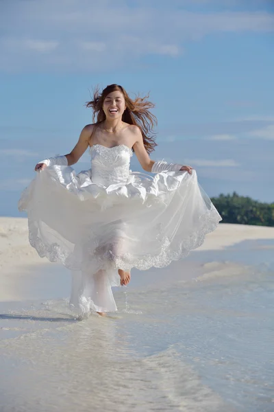 Asiatique mariée sur plage — Photo