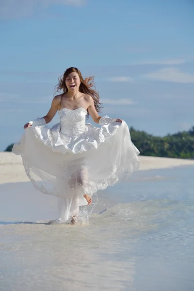 Asiático novia en playa — Foto de Stock