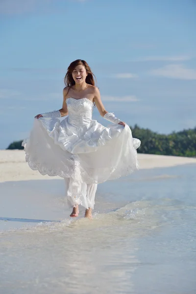 Asian bride on beach — Stock Photo, Image