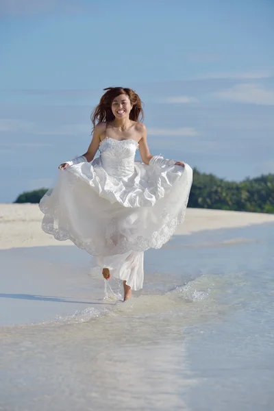 Asian bride on beach — Stock Photo, Image