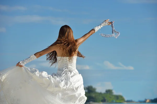 Asiático novia en playa — Foto de Stock