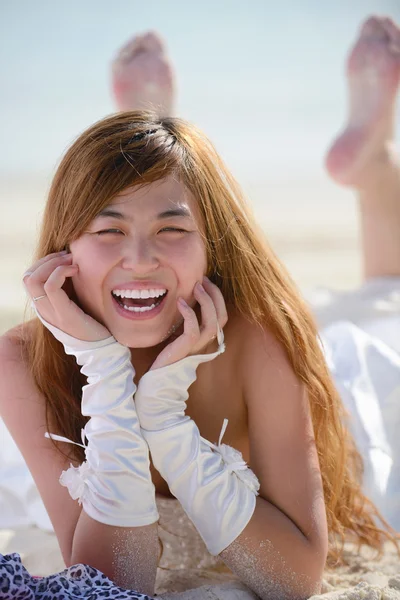 Asijská nevěsta na pláži — Stock fotografie