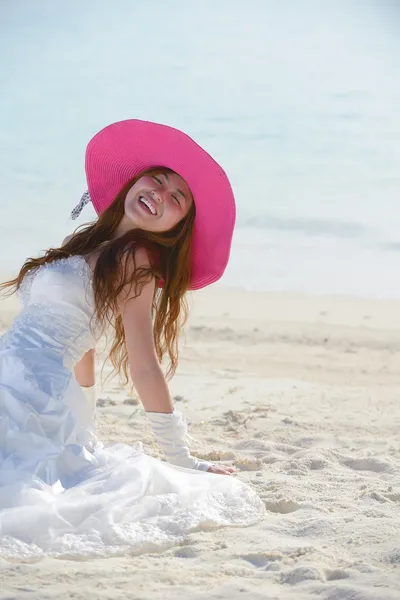 Asian bride on beach — Stock Photo, Image