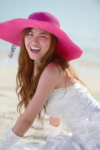 Asiático novia en playa —  Fotos de Stock