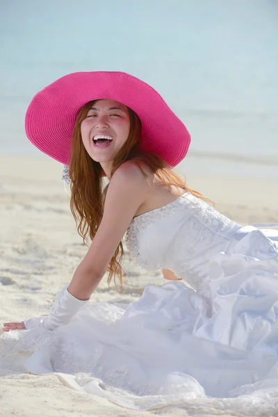 Asiatisk brud på strand - Stock-foto