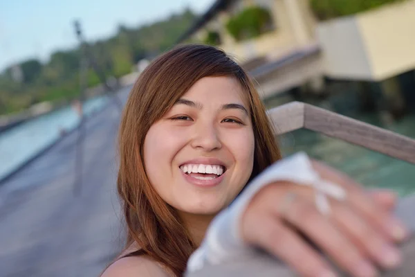 Sposa asiatica sulla spiaggia — Foto Stock