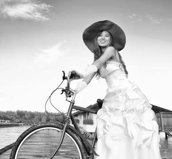 Asiatique mariée sur plage — Photo