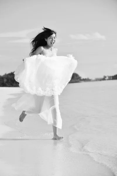 Asiatique mariée sur plage — Photo