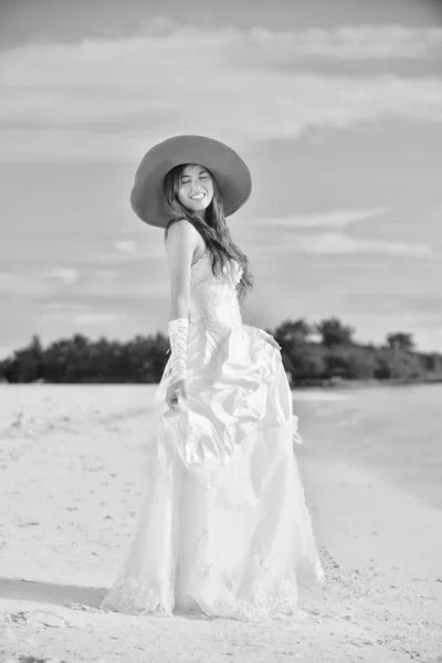 Азиатская невеста на пляже — стоковое фото