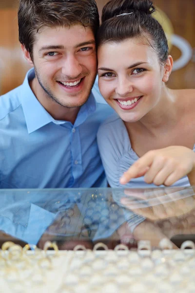 Glada unga par i Smyckesbutik — Stockfoto