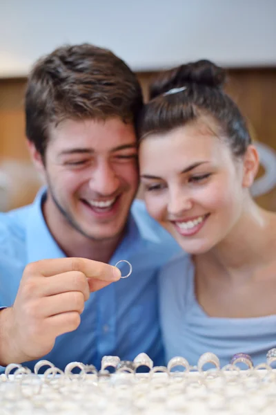 Glückliches junges Paar im Juweliergeschäft — Stockfoto