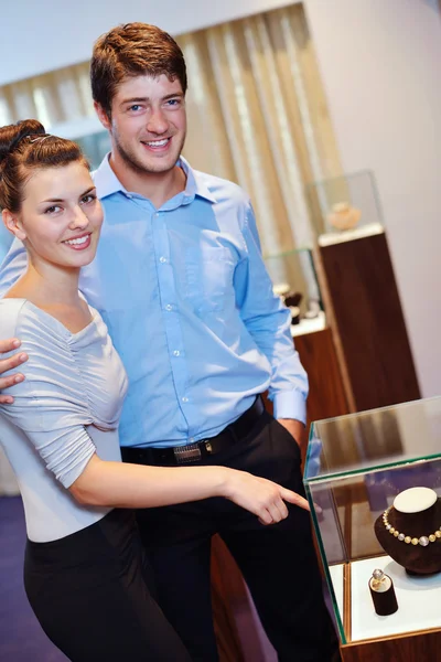 Felice giovane coppia in gioielleria — Foto Stock