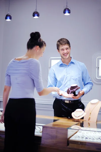 Feliz joven pareja en joyería — Foto de Stock