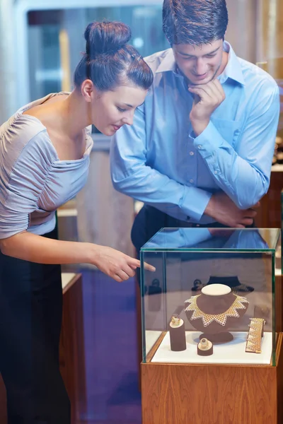 Heureux jeune couple dans la bijouterie — Photo