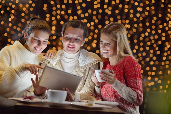 Glückliche Mädchengruppe blickt auf ein PC-Tablet — Stockfoto