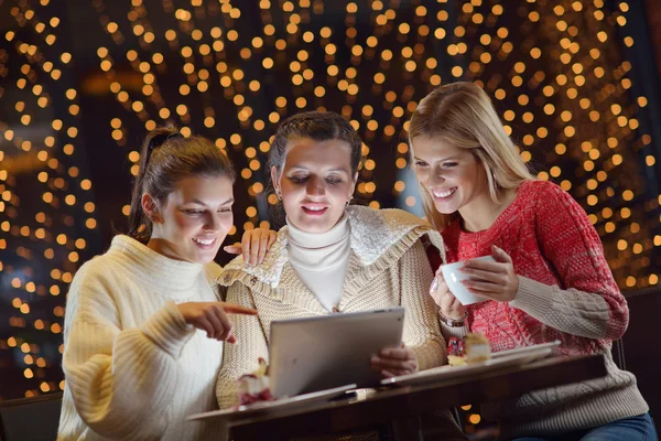 Heureux groupe de filles regardant une tablette PC — Photo