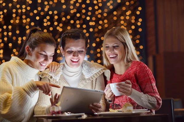 Glada tjejer grupp ser på en pc tablet — Stockfoto