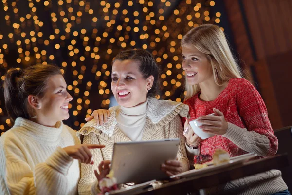 Glada tjejer grupp ser på en pc tablet — Stockfoto