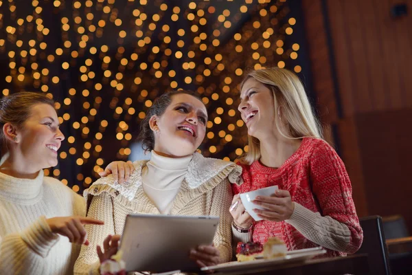 Grupo de meninas felizes olhando para um tablet pc — Fotografia de Stock