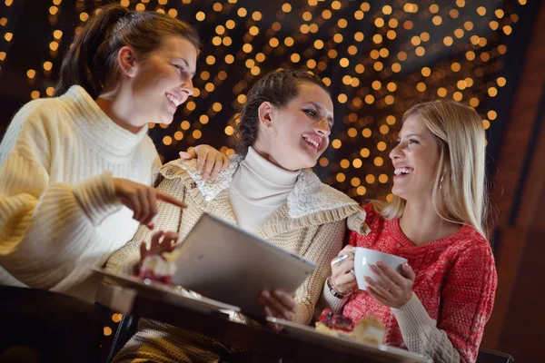 Группа счастливых девочек смотрит на планшетный компьютер — стоковое фото