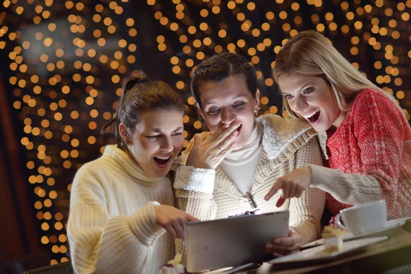 Glückliche Mädchengruppe blickt auf ein PC-Tablet — Stockfoto