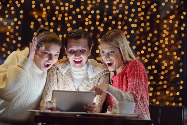 Grupo de meninas felizes olhando para um tablet pc — Fotografia de Stock