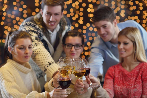 Gruppe fröhlicher junger Leute trinkt Wein auf Party — Stockfoto