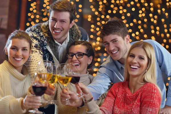 Groep van gelukkige jonge drinken wijn op feestje — Stockfoto